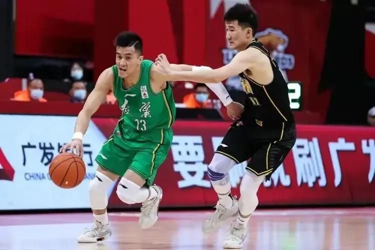 意甲前瞻：尤文图斯 VS 那不勒斯时间：2023-12-09 03:45尤文图斯目前积33分暂列积分榜第2，距离榜首的国米仅有2分差距，此役球队的抢分战意毋庸置疑，尤文图斯在最近的一轮联赛客场2-1击败蒙扎，各项赛事近9场取得7胜2平的不败战绩，球队近期的整体走势非常稳健，尤其是防线稳固，过去9场比赛尤文图斯多达6场能够零封对手，且期间合计仅失3球。